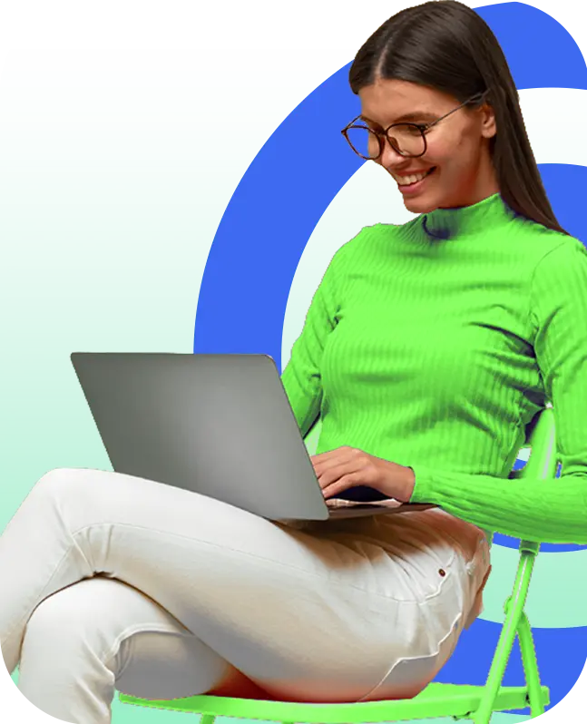 Mujer usando una laptop para comparar seguros
