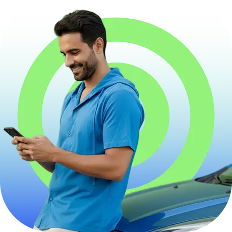 Persona comparando seguros de auto desde su celular